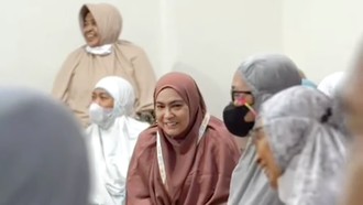Kebahagiaan Uya Kuya dan Astrid Jalani Ibadah Haji