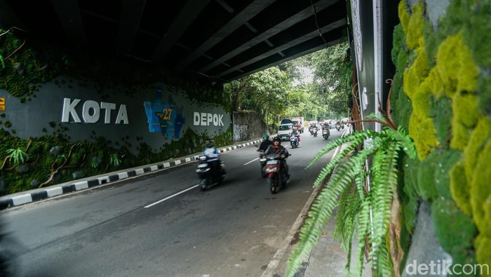 Pengendara melintas di kolong fly over Universitas Indonesia, Depok, Senin (25/5/2026).