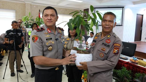 Wakapolda Riau Brigjen Hengki Haryadi menyerahkan kado bibit pohon kepada dua perwira yang purnatugas dan yang berulang tahun hari ini, Senin (25/5/2026).