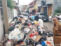 Ngatiyana Turun Tangan Cek Tumpukan Sampah yang Ganggu Jalan di Cimahi