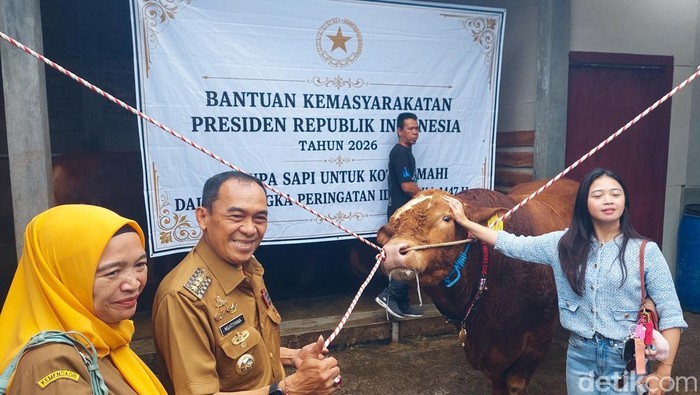 Wali Kota Cimahi, Ngatiyana menyerahkan sapi kurban dari Presiden Prabowo Subianto