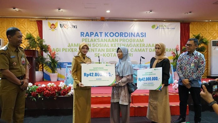 Wali Kota Kediri Vinanda Prameswati saat memberikan jaminan sosial bagi pekerja secara simbolis