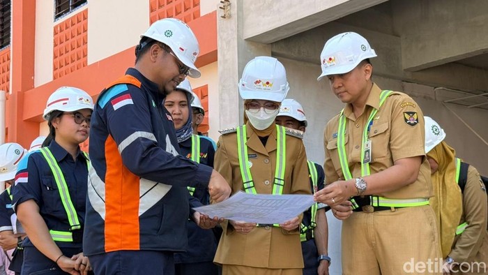 Wali Kota Kediri Vinanda Prameswati saat meninjau pembagunan Sekolah Rakyat