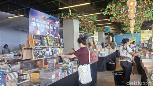 Warga meramaikan bazar buku internasional Big Bad Wolf (BBW) Bali 2026 di Discovery Mall Bali, Kuta, Badung, Senin (25/5/2026).