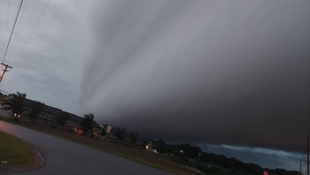 Awan rak yang keren ini terjadi di halaman depan rumah orang yang berhasil memotretnya. Kemungkinan ia tidak akan pernah melihatnya lagi. Foto: Bored Panda