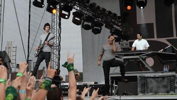 Foto ini merupakan konser Linkin Park di St. Petersburg pada 2009. Seorang warganet membagikan pengalaman menonton konser terbuka pertamanya tersebut, dan menganggapnya luar biasa. Hal ini mengingat, meskipun Linkin Park bisa kembali datang ke tempat itu dan menggelar konser, tapi rasanya akan berbeda karena Chester Bennington sudah tidak ada lagi. Foto: Bored Panda