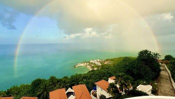 Kedua ujung pelangi tertangkap kamera yang diambil di Saint Lucia. Foto: Bored Panda