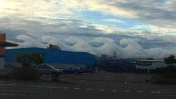 Seorang warganet berhasil mengabadikan foto awan Kevin-Helmholtz, yaitu awan gelombang, pada tahun 2017. Lalu dengan cepat foto itu menjadi viral di seluruh dunia. Foto: Bored Panda
