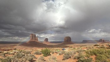 Pelangi di atas Monument Valley. Benar-benar menakjubkan. Foto: Bored Panda