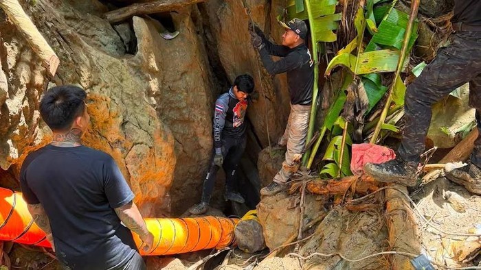 Dalam siaran pers ini, Metta Tham Rescue Kalasin, para penyelamat berupaya menjangkau tujuh orang yang terjebak di dalam gua di provinsi Xaisomboun, Laos (25/05). (Metta Tham Rescue Kalasin via AP)
