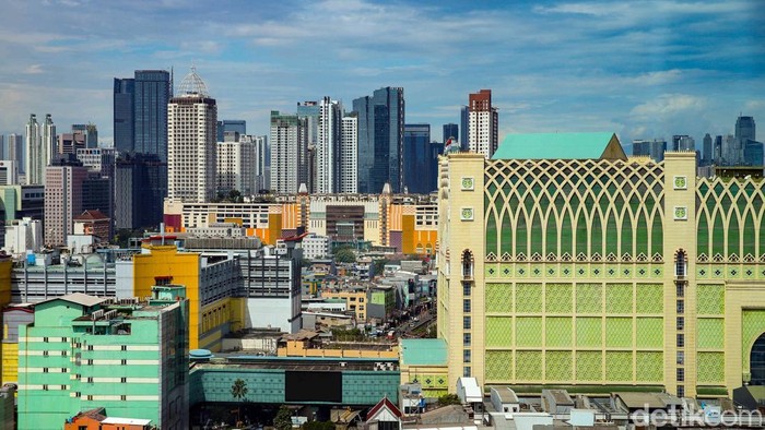 Suasana gedung perkantoran di kawasan pusat bisnis Jakarta, Selasa (26/5/2026). Perekonomian Indonesia diproyeksikan menghadapi tekanan pada 2026 seiring perlambatan ekonomi global yang dipicu konflik geopolitik di Timur Tengah serta melemahnya perdagangan internasional. Kondisi tersebut diperkirakan berdampak pada sejumlah sektor usaha di dalam negeri.