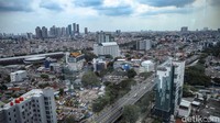 Sejumlah pelaku usaha juga mulai mengantisipasi potensi penurunan permintaan pasar. Kenaikan harga bahan baku impor dan fluktuasi nilai tukar rupiah dinilai dapat meningkatkan biaya produksi, terutama bagi industri yang masih bergantung pada bahan baku dari luar negeri.