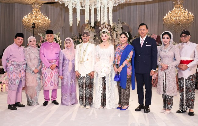 Annisa Pohan dan suaminya, Agus Harimurti Yudhoyono, menjadi salah satu tamu penting di acara pernikahan Tengku Nadira Adnan dan Agassi Revano. AHY dipercaya menjadi saksi di pernikahan putri aktris lawas Enny Beatrice tersebut. Foto: Instagram/@agusyudhoyono