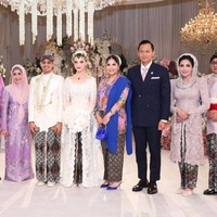 Annisa Pohan dan suaminya, Agus Harimurti Yudhoyono, menjadi salah satu tamu penting di acara pernikahan Tengku Nadira Adnan dan Agassi Revano. AHY dipercaya menjadi saksi di pernikahan putri aktris lawas Enny Beatrice tersebut. Foto: Instagram/@agusyudhoyono