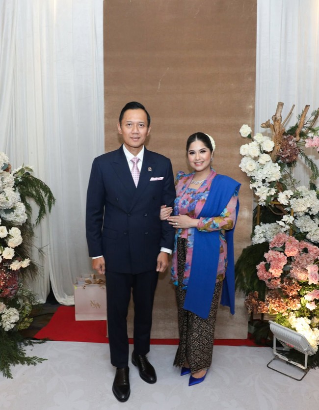 Tak hanya karena kehadirannya sebagai salah satu tamu penting, penampilan Annisa yang kembali kondangan usai 2 bulan melahirkan pun tak kalah jadi sorotan. Foto: Instagram/@agusyudhoyono