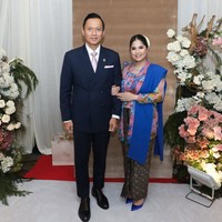 Potret Annisa Pohan Kondangan Usai 2 Bulan Lahiran, Anggun Berkebaya Floral