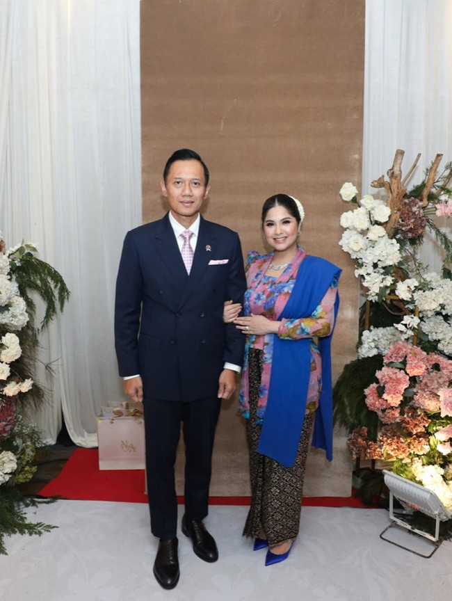 Potret Annisa Pohan Kondangan Usai 2 Bulan Lahiran, Anggun Berkebaya Floral