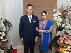 Potret Annisa Pohan Kondangan Usai 2 Bulan Lahiran, Anggun Berkebaya Floral