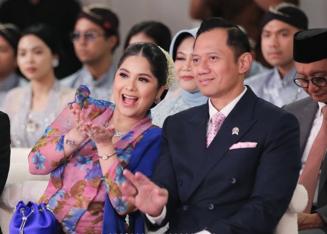 Annisa tampil anggun berbalut kebaya floral bernuansa pink dan biru. Penampilannya semakin lengkap dengan sanggul klasik berhias ronce melati. Foto: Instagram/@agusyudhoyono