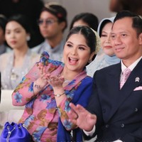 Annisa tampil anggun berbalut kebaya floral bernuansa pink dan biru. Penampilannya semakin lengkap dengan sanggul klasik berhias ronce melati. Foto: Instagram/@agusyudhoyono