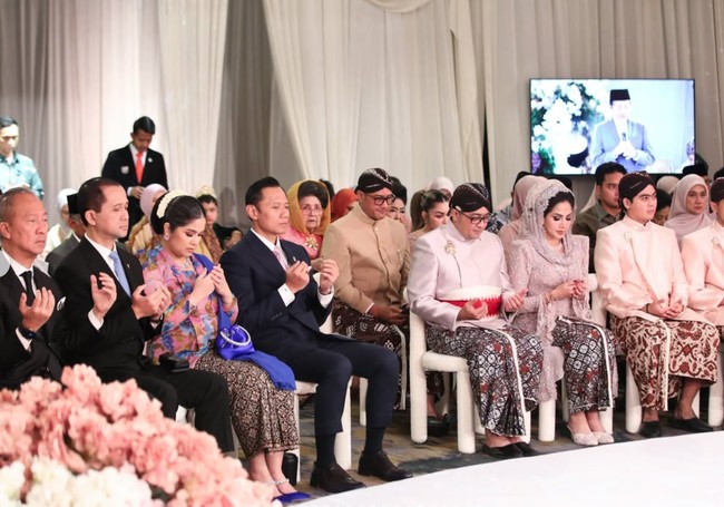 Kebaya floral model kutubaru yang dikenakan Annisa dipadukan dengan kain lilit batik bernuansa hitam dan coklat sebagai bawahan. Melengkapi penampilannya Annisa mengenakan tas dan sepatu warna biru elektrik, senada dengan selendang yang tersampir di bahunya. Foto: Instagram/@agusyudhoyono