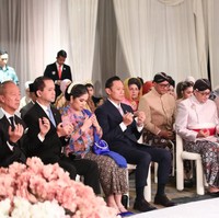 Kebaya floral model kutubaru yang dikenakan Annisa dipadukan dengan kain lilit batik bernuansa hitam dan coklat sebagai bawahan. Melengkapi penampilannya Annisa mengenakan tas dan sepatu warna biru elektrik, senada dengan selendang yang tersampir di bahunya. Foto: Instagram/@agusyudhoyono