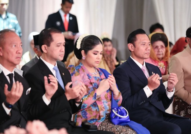 Menambah kesan mewah dan classy dalam tampilannya, Annisa juga mengenakan sejumlah aksesori seperti anting berbentuk bunga, kalung, gelang, hingga cincin. Foto: Instagram/@agusyudhoyono