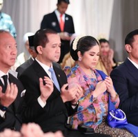 Menambah kesan mewah dan classy dalam tampilannya, Annisa juga mengenakan sejumlah aksesori seperti anting berbentuk bunga, kalung, gelang, hingga cincin. Foto: Instagram/@agusyudhoyono