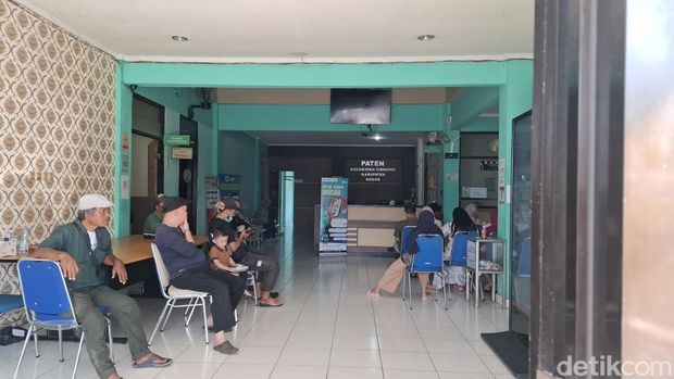 Antrean mengurus dokumen kependudukan di Kecamatan Cibinong, Bogor.