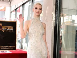 Anya Taylor-Joy Pakai Sandal Transparan Minimalis, Naked Shoes Jadi Tren Baru?