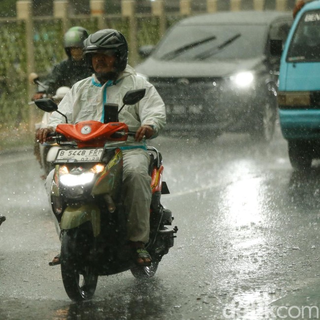 APD Kembali Digunakan, Kini untuk Terjang Hujan