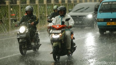 APD Kembali Digunakan, Kini untuk Terjang Hujan