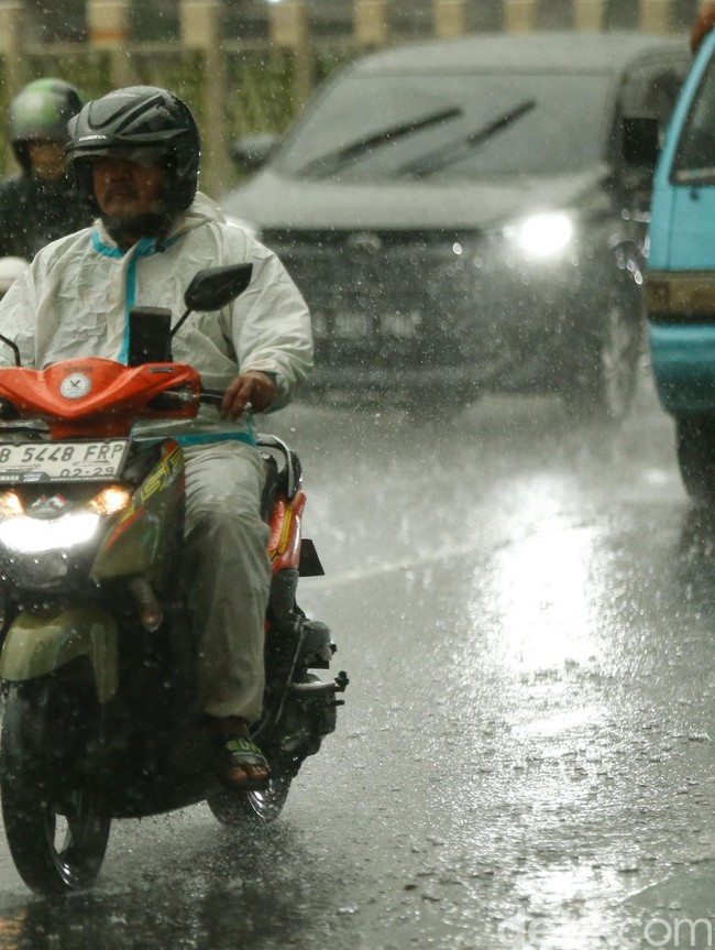 APD Kembali Digunakan, Kini untuk Terjang Hujan