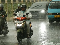 APD Kembali Digunakan, Kini untuk Terjang Hujan