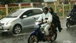 APD Kembali Digunakan, Kini untuk Terjang Hujan