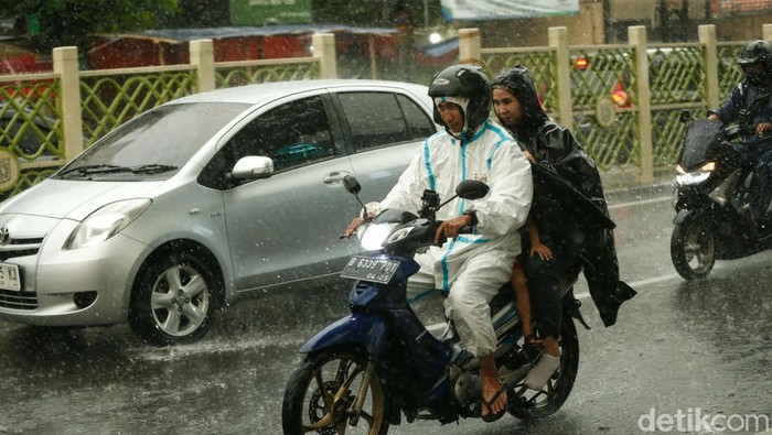 Pengendara melintas di kawasan Tanah Abang, Jakarta, Selasa (26/5/2026).

Hujan lebat mengguyur sejumlah titik di Jakarta, warga yang membawa persiapan seperti jas hujan dapat terobos hujan.