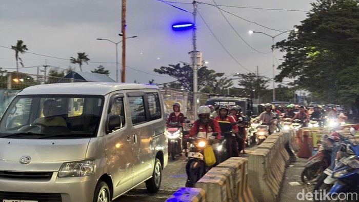 Arus lalin di Jembatan Suramadu saat tradisi Toron