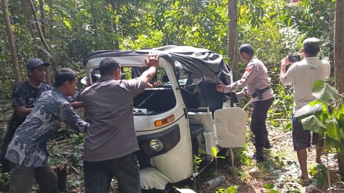 Satu unit bajaj yang mengalami kecelakaan tunggal dan masuk ke perkebunan milik warga di Pajangan, Bantul.