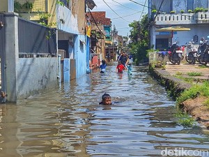 Kala Luapan 3 Sungai Rendam Dayeuhkolot, Ratusan Warga Mengungsi