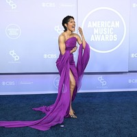 Di ajang penghargaan yang berlangsung di MGM Grand Garden Arena, Las Vegas, AS, pada Senin (25/5/2026) ini, Teyana Taylor tampil memukau dalam gaun strapless ungu Balenciaga dengan detail high slit yang dramatis. Look aktris sekaligus penyanyi ini sukses memberi kesan glamor sekaligus fierce, membuatnya menjadi salah satu fashion highlight malam itu. (Foto: Denise Truscello/WireImage)