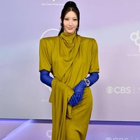 EJAE dari Kpop Demon Hunters tampil seolah baru saja melangkah dari runway dengan busana berdesain bold-shoulder dari Mugler. Siluet tegas pada bahu memberikan kesan kuat dan futuristik yang langsung mencuri perhatian di karpet merah. Penampilannya pun sukses memancarkan aura high fashion yang dramatis dan berkelas. (Foto: Getty Images)