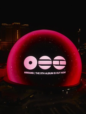 BTS Sulap Las Vegas Jadi Merah