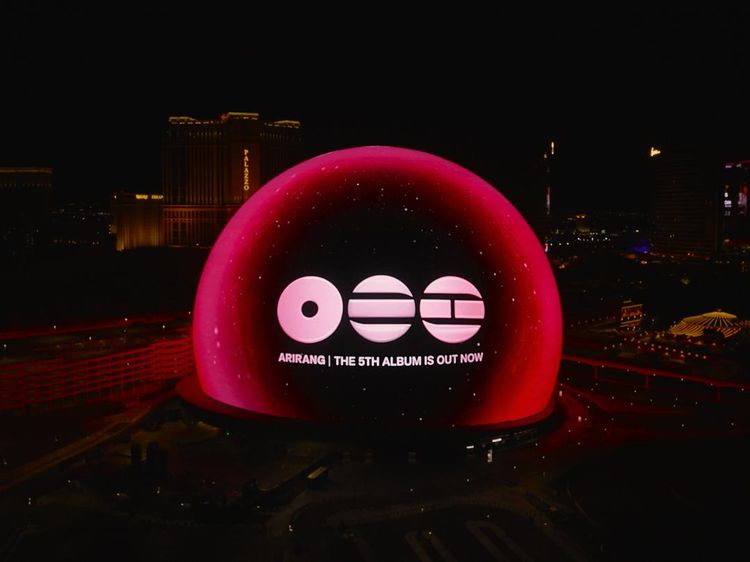 BTS Sulap Las Vegas Jadi Merah