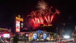BTS Sulap Las Vegas Jadi Merah
