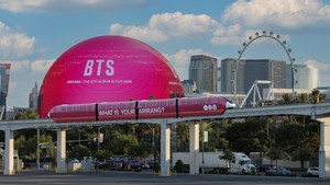 Monorel Las Vegas dicap branding Arirang bertuliskan What Is Your Arirang? lengkap dengan logo album. (Foto: dok. BIGHIT MUSIC/HYBE)