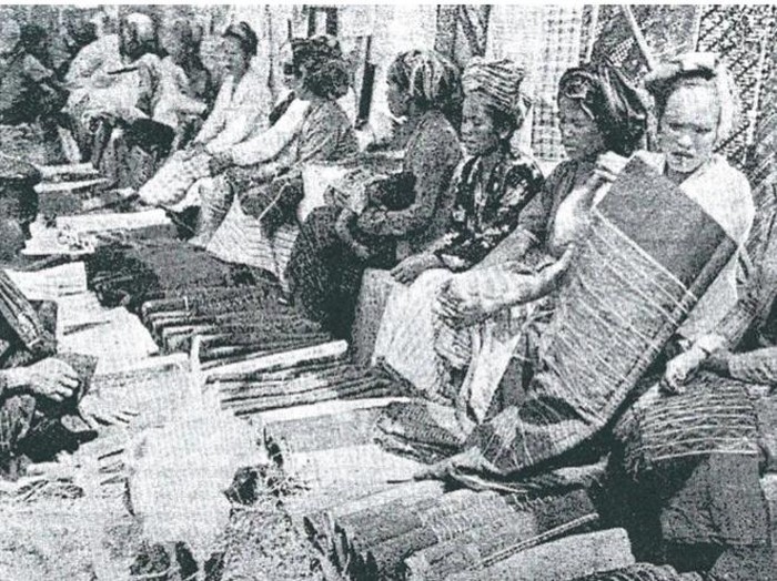 Perempuan penjaja sarung di tiga raja, Simalungun, 1940