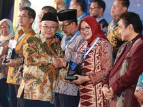 Mendikdasmen Ganjar 2 Penghargaan ke Bupati Ipuk Atas Inovasi Pendidikan