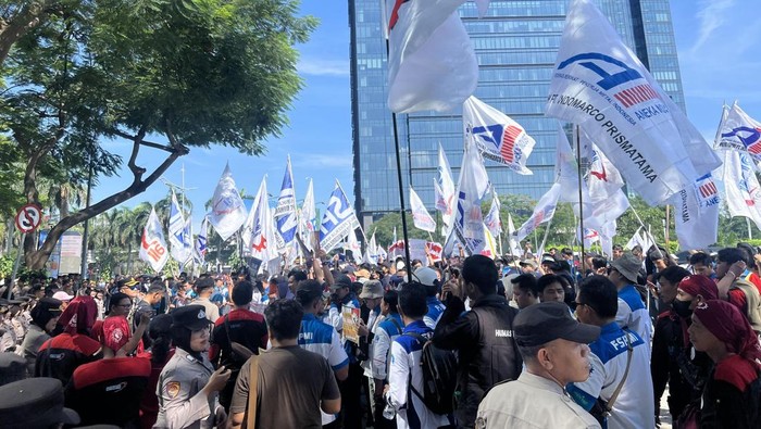 Buruh Indomaret demo di PIK (Adhfar/detikcom)