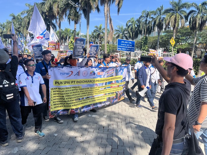 Buruh Indomaret berdemo di PIK. (Adhfar/detikcom)