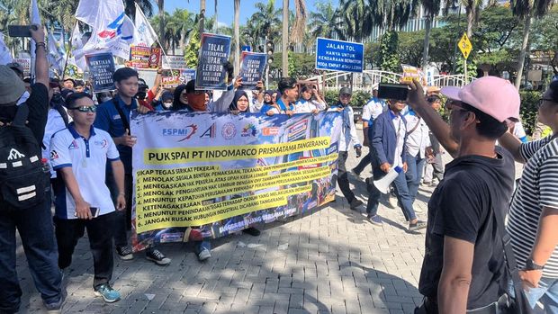 Buruh Indomaret demo di PIK (Adhfar/detikcom)